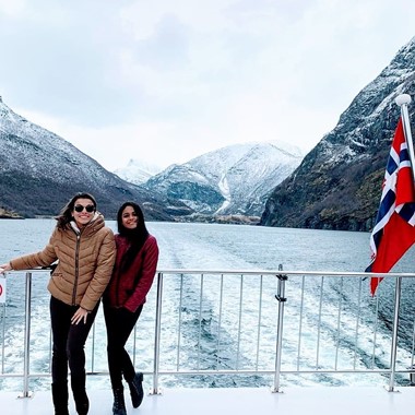 Crucero en una embarcacion eléctrica por el fiordo de Nærøy - Tour de invierno Norway in a nutshell®