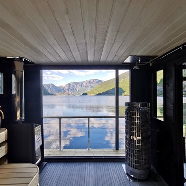 Vistas desde la sauna en el fiordo en Flåm, Noruega