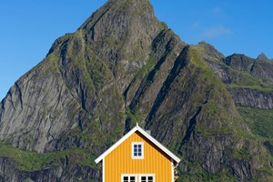 Casa amarilla en las islas Lofoten - Noruega