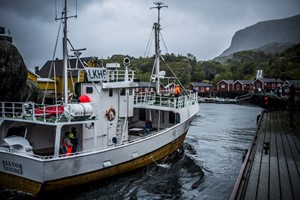 Embarcación de pesca en Nusfjord en Lofoten - Noruega