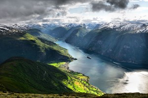 El fiordo de Aurland teñido de colores primaverales - Noruega