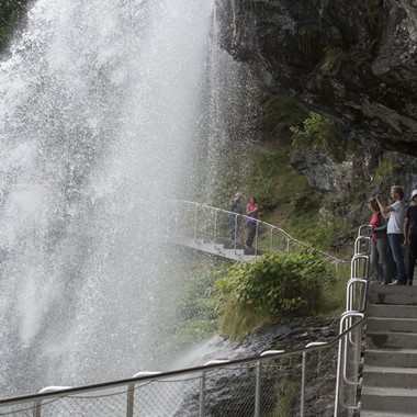 Hinter dem Wasserfall Steinsdalsfossen - Norheimsund. Norwegen