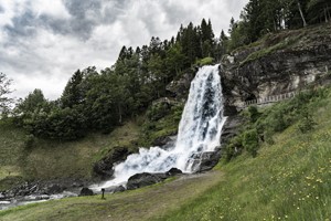 La preciosa cascada de Steinsdalsfossen en Norheimsund, Hardanger, Noruega.