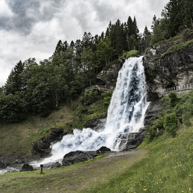 Der schöne Wasserfall Steinsdalsfossen Norheimsund, Hardanger, Norwegen
