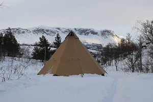 Winterspiel auf dem Hardangerfjord in a nutshell Wintertour - Eidfjord, Norwegen