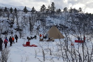 Erleben Sie Winter in Hardanger mit Fjord Tours auf dem Hardangerfjord in a nutshell Wintertour - Eidfjord, Norwegen