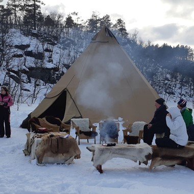 Warm drinks on open fire - Hardangerfjord in a nutshell winter tour by Fjord Tours - Eidfjord, Norway