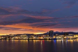 Línea del horizonte nocturno de Bodø - Lofoten Legendario con Fjord Tours - Bodø, Noruega