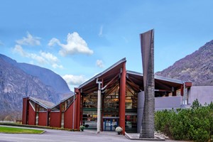 Erleben Sie der Norwegisches Naturzentrum mit Fjord Tours auf dem Hardangerfjord in a nutshell & Rosendal Tour, Eidfjord Norwegen
