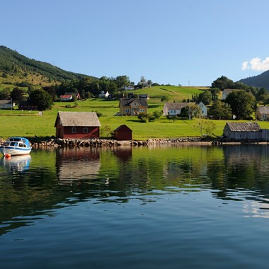 Erleben Sie Rosendal Fjord Tours auf dem Hardangerfjord in a nutshell & Rosendal Tour, Rosendal - Norwegen