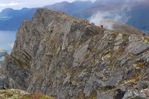 Descubre Romsdalseggen con Fjord Tours durante el tour por el fiordo de Geiranger, Patrimonio de la Humanidad de la Unesco, y Trollstigen - Åndalsnes, Noruega