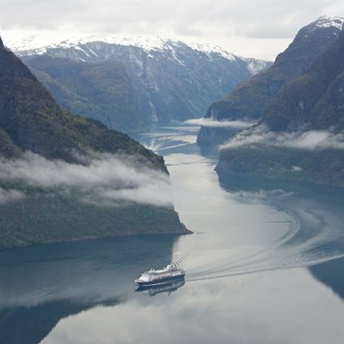 Descubre el fiordo de Aurland con Fjord Tours durante el tour por el fiordo de Geiranger, Patrimonio de la Humanidad de la Unesco, y Trollstigen - Vistas desde Stegastein, Aurland, Noruega