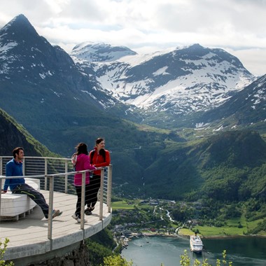Descubre la carretera de las Águilas en Geiranger con Fjord Tours durante el tour por el fiordo de Geiranger, Patrimonio de la Humanidad de la Unesco, y Trollstigen - Geiranger, Noruega