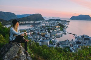 Descubre el mirador de Aksla en Ålesund en el tour por el fiordo de Geiranger, Patrimonio de la Humanidad de la Unesco, y Trollstigen - Åndalsnes, Noruega