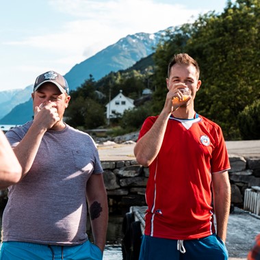 Geschmacken Sie den großartigen Apfelwein in Agatun auf dem  Cider-Reise zum Hardangerfjord - Hardangerfjord, Norwegen