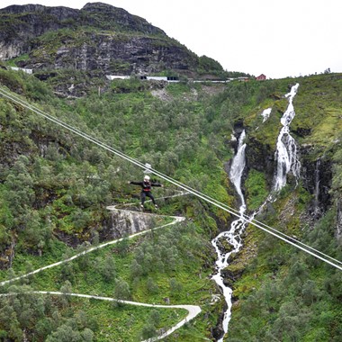 Erleben Sie Flåm Zipline auf dem Norway in a nutshell® tour von Fjord Tours