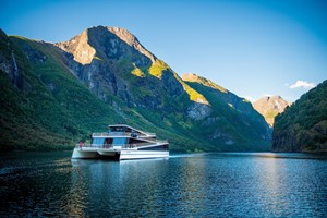 Erleben Sie den Nærøyfjord mit der elektrischen "Vision der Fjorde" auf der Norway in a nutshell® tour von Fjord Tours