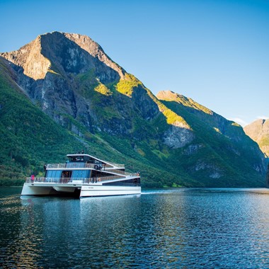 Erleben Sie den Nærøyfjord mit der elektrischen "Vision der Fjorde" auf der Norway in a nutshell® tour von Fjord Tours
