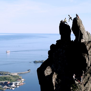 Erleben Sie Svolværgeita mit Fjord Tours auf der Loften Islands in a nutshell  Tour - Svolvær Lofoten, Norwegen