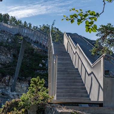 Erleben Sie Vøringfossen Treppenbrücke auf der Hardangefjord in a nutshell tour mit Fjord Tours- Eidfjord Hardanger, Norwegen