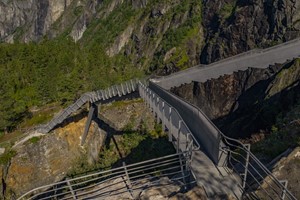 Erleben Sie Vøringfossen Treppenbrücke mit Fjord Tours auf der Hardangefjord in a nutshell tour - Eidfjord Hardanger, Norwegen