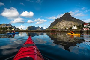 Disfruta del piragüismo en el tour Islas Lofoten in a nutshell - Noruega