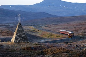 El tren del norte sobre la montaña Saltfjellet, Noruega