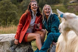 Glade jenter på tur  - Flåmsdalen