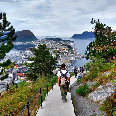 Auf einer Wanderung mit Blick auf Ålesund - UNESCO Geirangerfjord & Trollstigen Tour - Norwegen