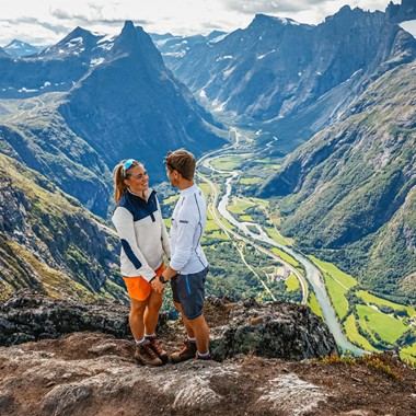 Liebe in den Romsdaler Alpen - UNESCO Geirangerfjord and Trollstigen tour -Åndalsnes, Norwegen