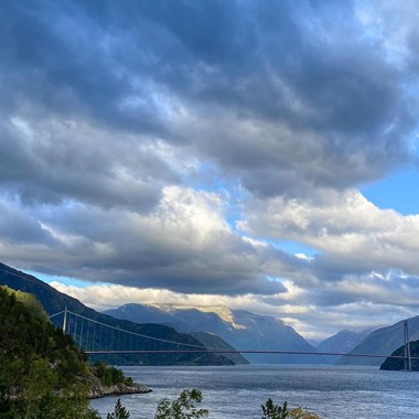 Erleben Sie die Hardangerbrücke am Hardangerfjord in a nutshell Tour von Fjord Tours, Norwegen