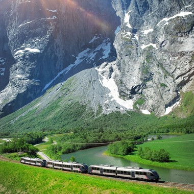 El tren de Raumabanen - Tour por el fiordo de Geiranger, Patrimonio de la Humanidad de la Unesco, y Trollstigen - Åndalsnes, Noruega