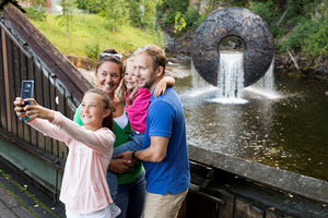 Familia durante una excursión a Kistefos y Hadeland desde Oslo, Noruega