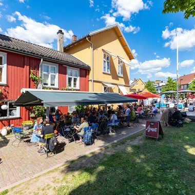 Restaurant im Freien in Drøbak – elektrische Fjordkreuzfahrt nach Drøbak von Oslo, Norwegen