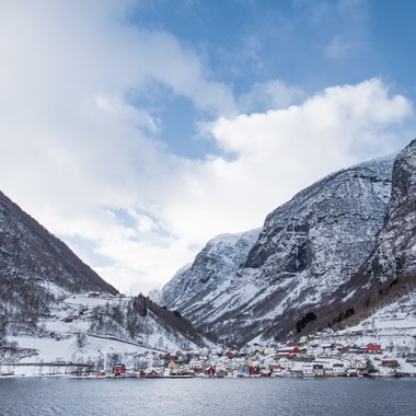 Descubre el fiordo de Nærøy cubierto de nieve durante el tour de invierno Norway in a nutshell® de Fjord Tours - Flåm, Noruega