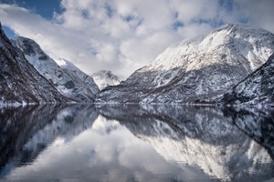 Descubre el mágico fiordo de Nærøy durante el tour de invierno Norway in a nutshell® de Fjord Tours - Flåm, Noruega