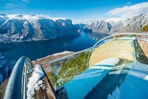 Erleben Sie das magische aussicht auf dem Stegastein mit Fjord Tours auf dem Norway in a nutshell® Wintertour - Flåm, Norwegen