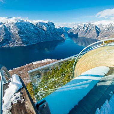 Opplev den magiske utsikten fra Stegastein på Norge i et nøtteskall® vintertur fra Fjord Tours