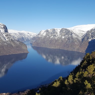 Erleben Sie Der Aurlandsfjord mit Fjord Tours auf dem Sognefjord in a nutshell Wintertour - Aurland, Norwegen