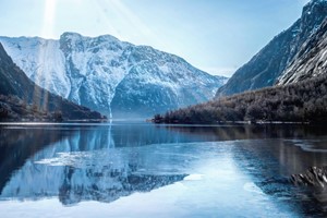 Erleben Sie die Hardangerfjord mit Fjord Tours auf dem Hardangerfjord in a nutshell Wintertour - Eidfjord, Norwegen