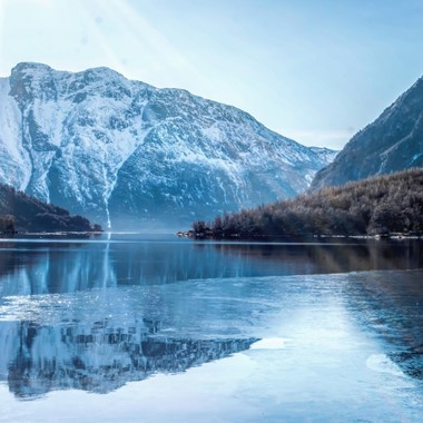 Erleben Sie die Hardangerfjord mit Fjord Tours auf dem Hardangerfjord in a nutshell Wintertour - Eidfjord, Norwegen