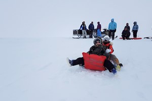 Spaß im Schnee auf dem Hardangerfjord in a nutshell Wintertour - Eidfjord, Norwegen