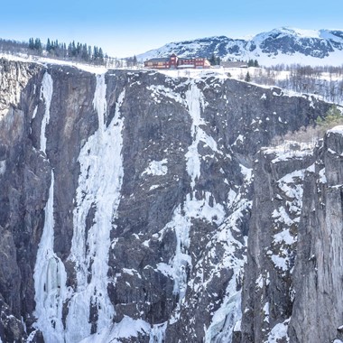 Erleben Sie die Vøringsfoss Wasserfall mit Fjord Tours auf dem Hardangerfjord in a nutshell Wintertour - Eidfjord, Norwegen
